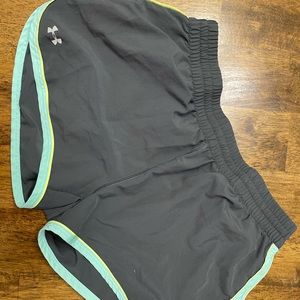 Women’s Under Armour shorts M